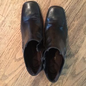 Women’s shoes 8.5 med